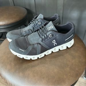 ON cloud women’s 9.5 shoes